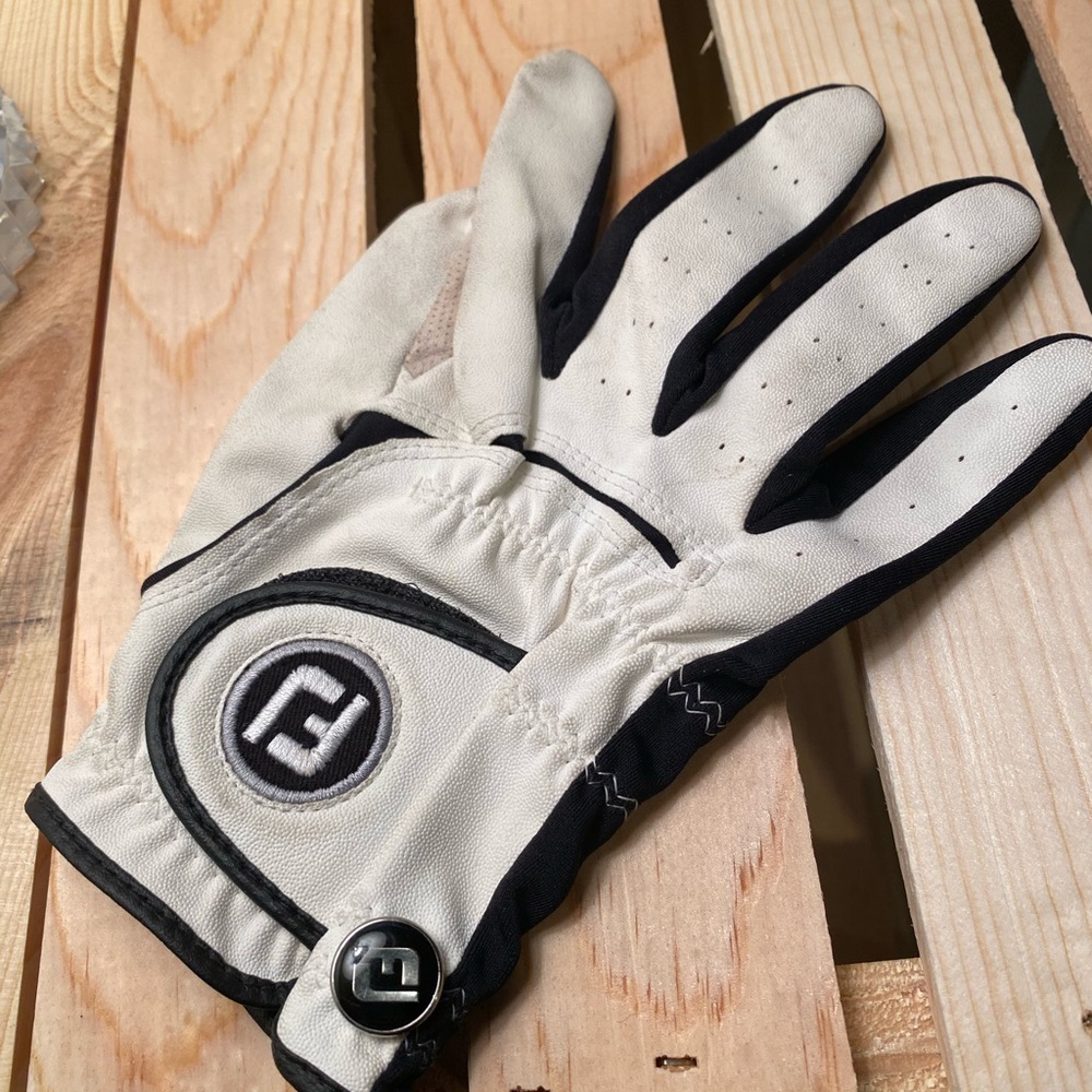Foot joy golf glove for right hand (lefty golfers)